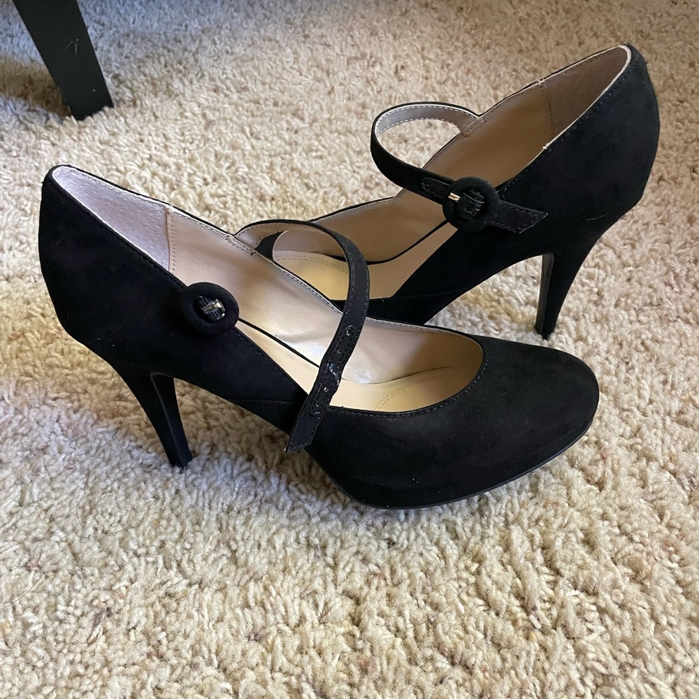 Black heels size 8